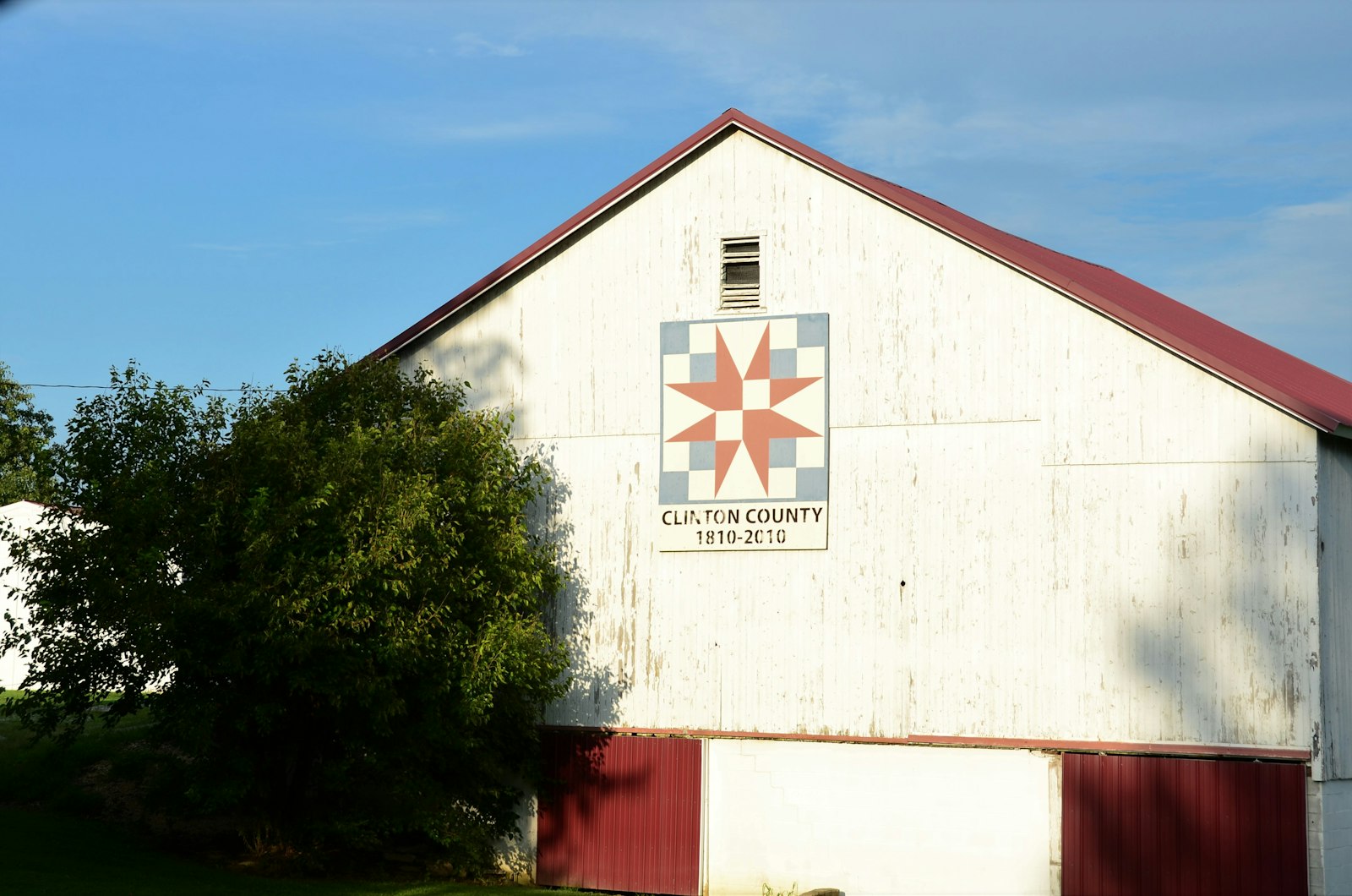 Scheune mit rotem Dach auf einem landwirtschaftlichen Hof